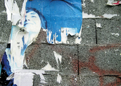astrig_série photos Dans ma rue_mur gris fille bleue